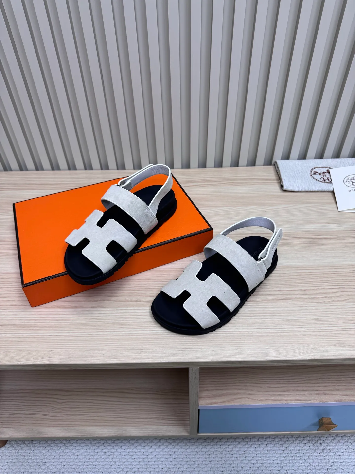 👟👟Ex-factory price 502👟👟Hermes🐎The extremely popular couple’s second uncle slippers/golden sandals and slippers, paired with various colorful socks, are so trendy!  ———————— Upper: imported cowhide/sheep leather/cloth/palmprint leather lining: imported cowhide/sheepskin outsole: Tpu non-slip and wear-resistant outsole Female size: 35-42 (40.41.42 non-returnable and non-exchangeable) Male code: 39-45 (45 non-returnable and non-exchangeable)